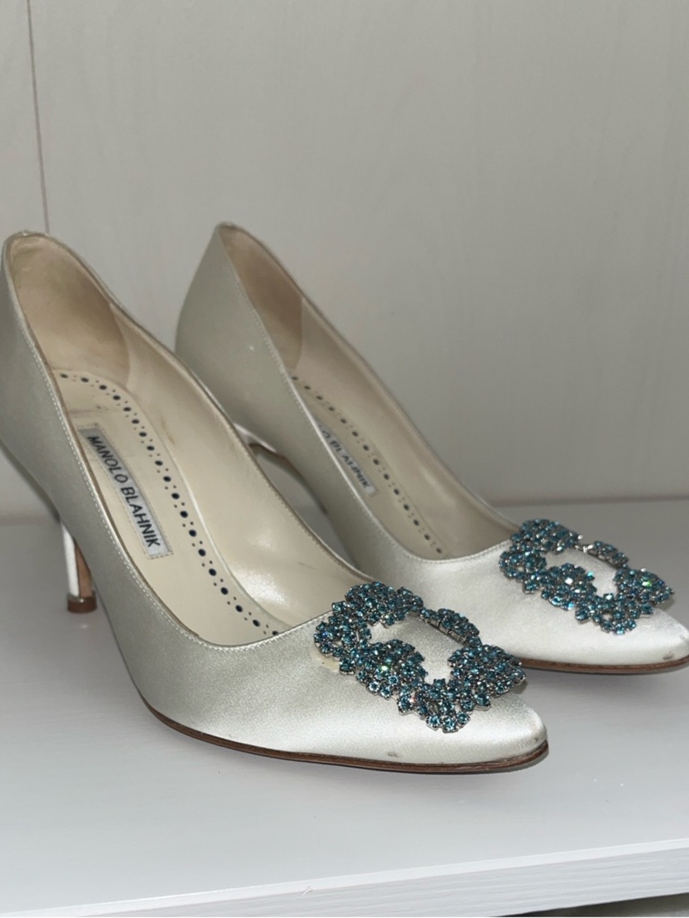 Manolo Blahnik Hangisi 90 Satin Pump with Blue Crystal Buckle 35.5 - Picture 2 of 15